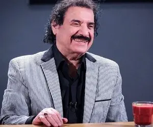 آواز ماندگار؛ عمو جواد چه با ادا و اطوار آهنگ کوچه بازاری تو این شبهای سرد رو میخونه!