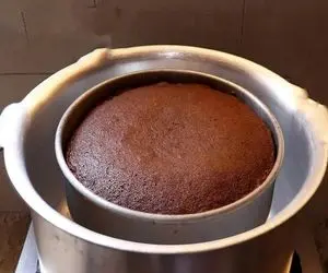 آشپزی خلاقانه؛ با این ترفند تو قابلمه کیک بپز عالی میشه این کیک همزن برقی هم نمیخواد