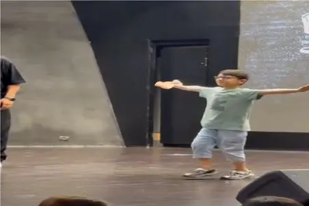 آواز اصیل؛ پسربچه لقمه به دهن میاد رو سن یجور آذری میرقصه هیشکی نتونه ادعا کنه