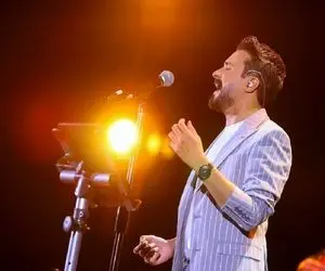 آواز احساسی؛ راغب وسط کنسرتش وقتی به یاد معشوقش من از تمام دنیا خوند زد زیر گریه