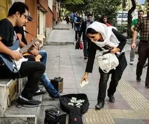 آواز خیابانی؛ جوون خوش صدایی که از گوگوش خوند و همه رو دور خودش جمع کرد