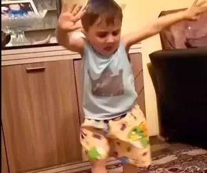 آواز پرطمطراق؛ بچه دو سالش نیس با آهنگ داش داشم من لوتی میرقصه حرکت پاش ده سال تمرینه