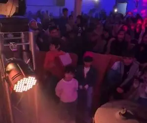 آواز شاد؛ کنسرت ساواش دختر فینقیل مظلوم وایساده تا خوشگل منی رو خوند شروع کرد رقصیدن