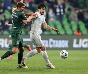 زنیت در سدد نگه داشتن سردار