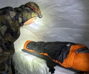 کمپینگ زمستانی ؛ پناهگاه نداشت مجبور شد از برف خونه بسازه فکرشم منجمدت میکنه/ ای والله 