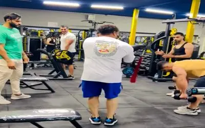 آواز شادیسم؛ تو باشگاه مردونه آهنگ زنده گذاشتن هرکول اعظم دمبلو انداخت کنار اومد وسط