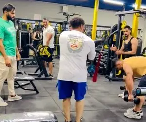 آواز شادیسم؛ تو باشگاه مردونه آهنگ زنده گذاشتن هرکول اعظم دمبلو انداخت کنار اومد وسط