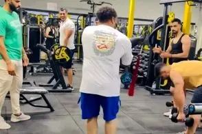 آواز شادیسم؛ تو باشگاه مردونه آهنگ زنده گذاشتن هرکول اعظم دمبلو انداخت کنار اومد وسط