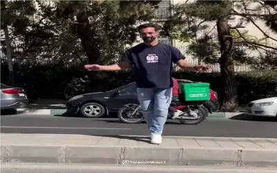 آواز دیش دیش؛ آقاهه رفیقشو وسط خیابون مجبور به حرکات موزون میکنه اونم کم نمیزارهاا