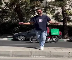 آواز دیش دیش؛ آقاهه رفیقشو وسط خیابون مجبور به حرکات موزون میکنه اونم کم نمیزارهاا