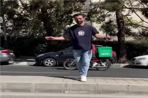 آواز دیش دیش؛ آقاهه رفیقشو وسط خیابون مجبور به حرکات موزون میکنه اونم کم نمیزارهاا