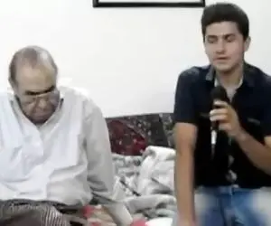 آواز ماندگار؛ پسر جوان کنار ایرج با خوندن ترانه بیرون نشود مهر تو چه شوری بپا کرد