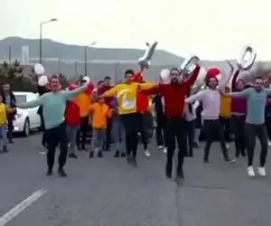 آواز خیابانی؛ پایکوبی دسته جمعی مردم تبریز وسط خیابون اصلی با هماهنگی ناب و اصیل