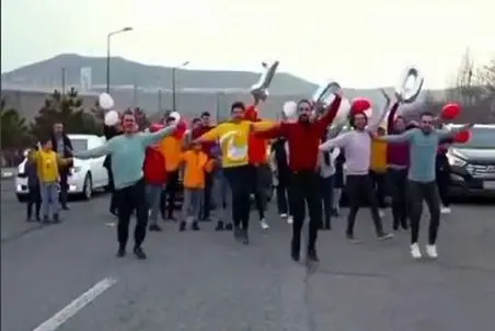 آواز خیابانی؛ پایکوبی دسته جمعی مردم تبریز وسط خیابون اصلی با هماهنگی ناب و اصیل