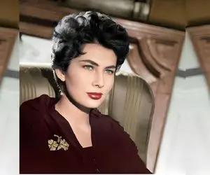 سفر به ایام قدیم سال 1335؛ محمدرضا و ثریا  درحال تماشای بازی تنیس تو رولان  گاروس