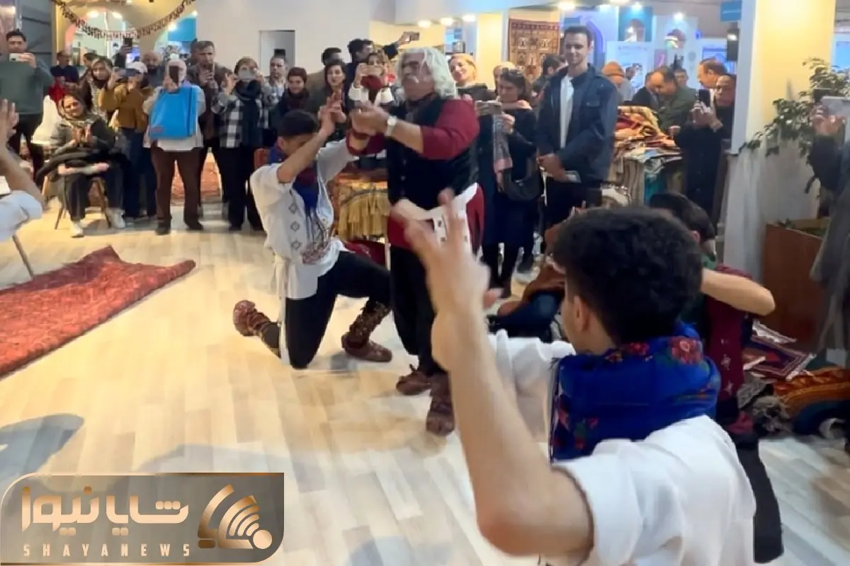 آواز محلی؛ پیرمرد کرمانجی با لباس محلی چه رقص خردمندانه ای میکنه عین مور و ملخ دورشن