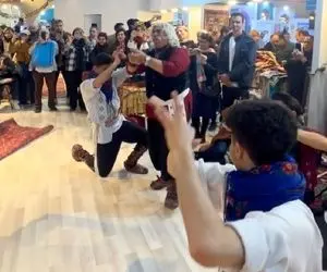 آواز محلی؛ پیرمرد کرمانجی با لباس محلی چه رقص خردمندانه ای میکنه عین مور و ملخ دورشن