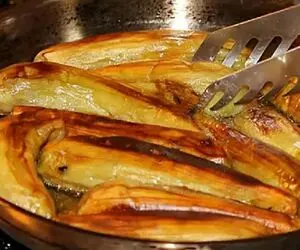 ترفندهای خانه داری؛ فقط با یه قاشق روغن کلی بادمجون رو سرخ کنید