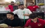 آواز شاد؛ پسر مغازه داره شاگرداشو دور خودش جمع کرده از کاسبی کساد میخونه فقط بلندگوش