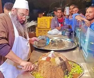 غذای خیابانی؛ ببینید پیر مرد درشت هیکل ریش بلند چه لقمه گوشت های خوشمزه ای میده مشتری