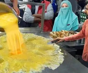 غذای خیابانی؛ ببینید پادشاه برگر کنار پیاده رو چه خوردنی های آبدار و لذیذی میده مشتری