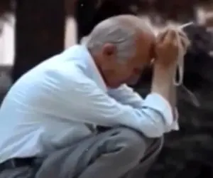 آواز جگرسوز؛ پیرمرد چُنبَک زده رو فواره وسط شهر چه اشکی میریزه