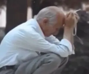 آواز جگرسوز؛ پیرمرد چُنبَک زده رو فواره وسط شهر چه اشکی میریزه