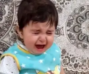 آواز جگرسوز؛ رفتار عجیب پدر با بچه پنج ماهش که آواز میخونه فسقلی از ناراحتی زار میزنه