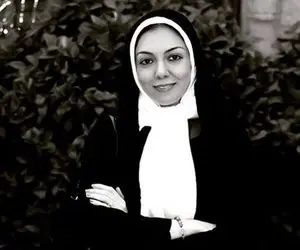 خواهر و پدر آزاده نامداری بر سر مزار او