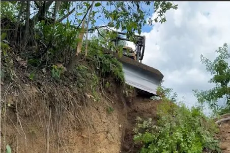 ابزارآلات غول پیکر؛ اپراتور بیل مکانیکی لب مرگ کار میکنه فاجعه بار نمیاد خیلیه