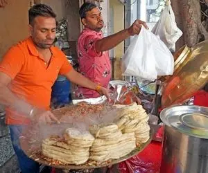 غذای خیابانی؛ واسه لقمه چرب و چیلی که آقاهه گوشه خیابون طبخ میکنه چه صفی کشیدن