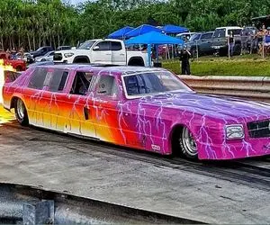 ماشین لوکس؛ کامیون رو با دستکاری بدیل به جت کرد واسه مسابقه آتیش از اگزوزش میاد بیرون