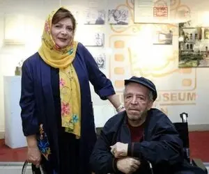 بوسیدن دست مهوش وقاری توسط مرحوم قاضی مرادی 