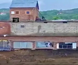 معماری طبیعت؛ بین مردم اینور رودخونه و اونور یه خونه فاصله بود که سیل کامل از جا کندش