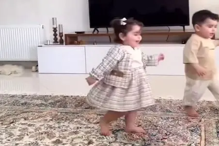 آواز شاد؛ دوقلوها با آهنگ عرفان طهماسبی خونه رو گذاشتن رو سرشون انگار بمب ترکیده