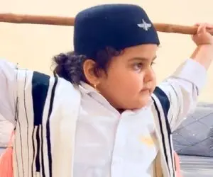 آواز محلی؛ دختر بچه بختیاری درشت اندام با لباس محلی چوب به دست چه رقصی میکنه