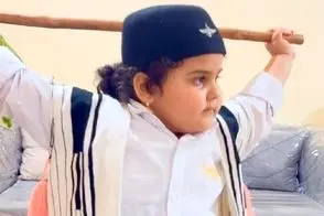 آواز محلی؛ دختر بچه بختیاری درشت اندام با لباس محلی چوب به دست چه رقصی میکنه