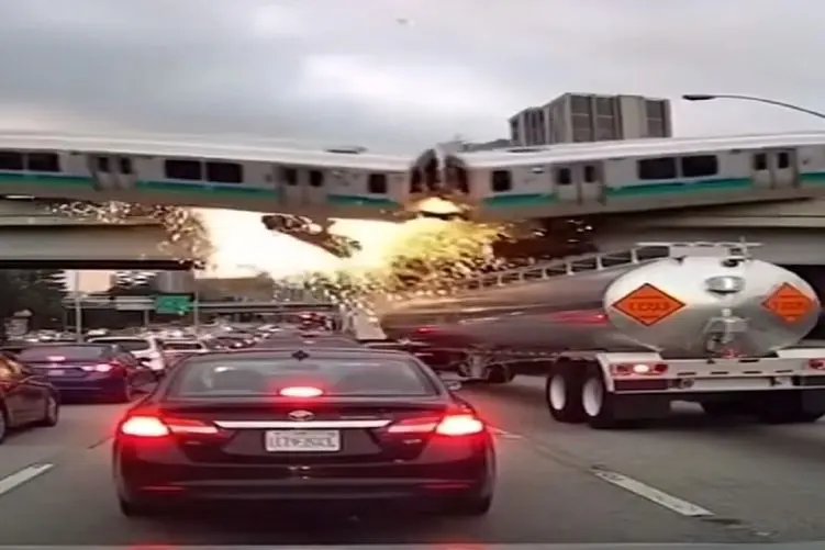 معماری طبیعت؛ قطار فنرش در رفت مردم تو جاده التماس خدا میکنن