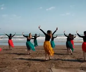 رقص دختران بین 20 تا 30 ساله در لب دریا شمال! | ویدیو