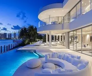 معماری خلاقانه؛ خونه اعیونی سفید مثل برف ساخته لب دریا و استخر و جکوزی تو حیاط