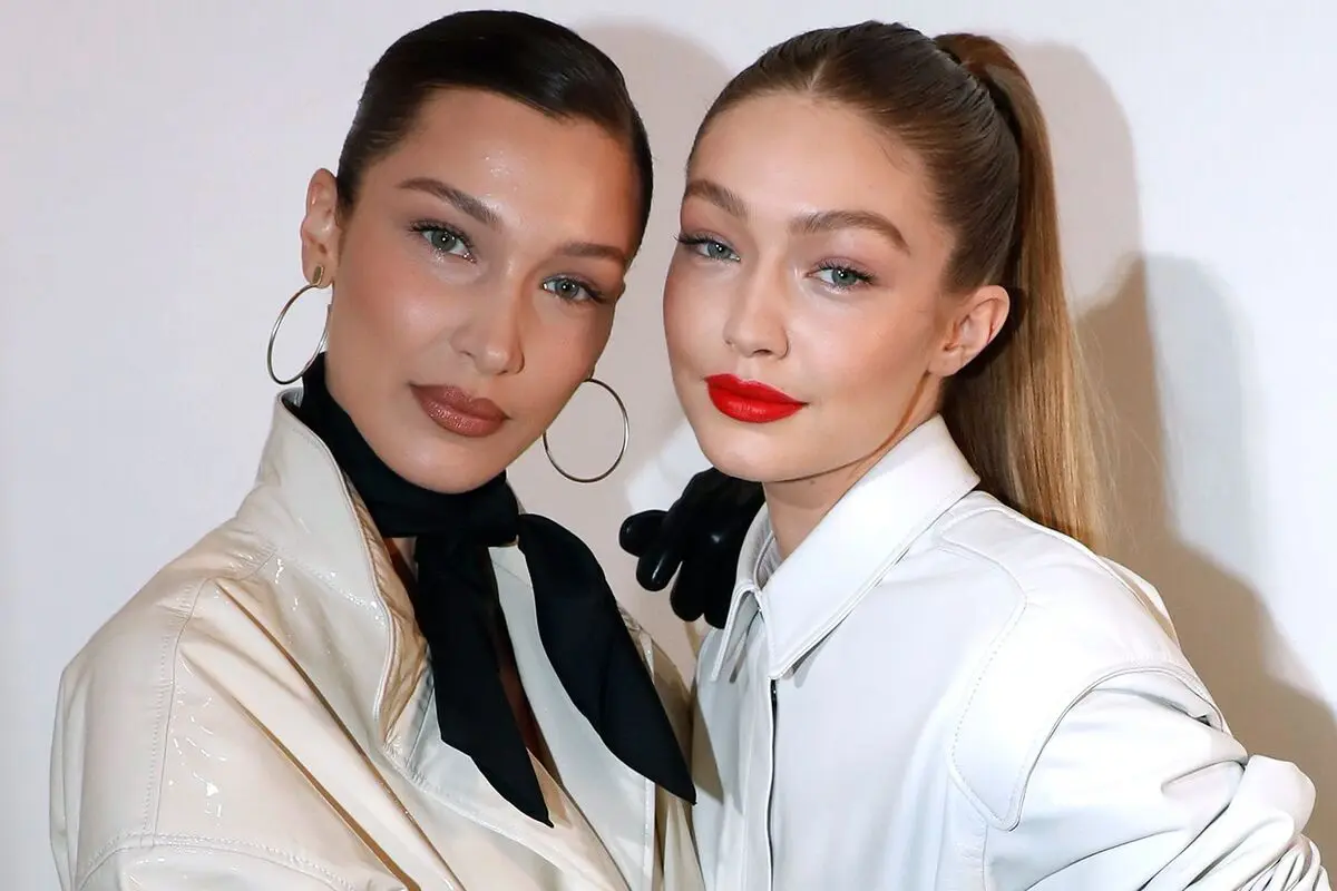 bella-hadid-gigi-hadid-LVMH-Prize-022823-5d47dfecc19447ed8d81174ea593b3ee