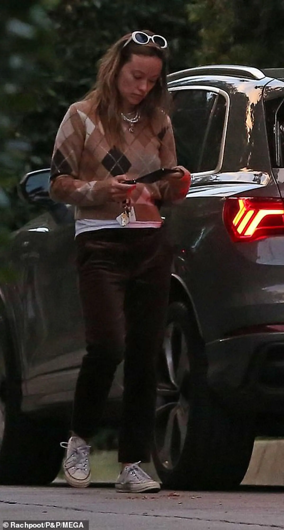 37588474-9111857-Low_key_Olivia_was_dressed_casually_for_the_outing_in_an_Argyle_-a-5_1609782551537