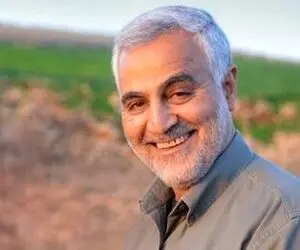 مردی شبیه به حاج قاسم سلیمانی در پیاده‌روی اربعین