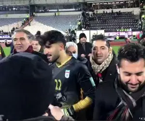 (ویدیو) زیباترین صحنه جشن صعود؛ بوسه امیر عابدزاده به دست پدرش