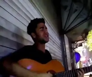 آواز کوچه بازاری؛ ببینید پسر اهوازی چه با حس و گوشنواز آهنگ منو اشکام رو میخونه!