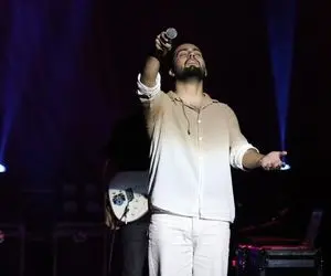 (ویدئو) لحظه احساسی و زیبای خوانندگی عاشقانه حامیم برای مادرش در اولین کنسرت