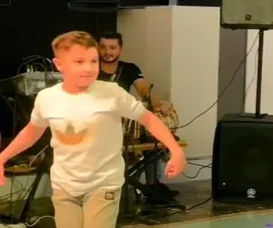 آواز شاد؛ پسربچه چنان مشتی و بمب رقصید که نوازنده با زحمت هم زمان تنبک زد و فیلم گرفت