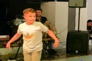 آواز شاد؛ پسربچه چنان مشتی و بمب رقصید که نوازنده با زحمت هم زمان تنبک زد و فیلم گرفت