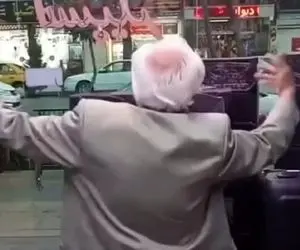 آواز شاد؛ پیرمرد سیبیل چخماخی با کمر خمیده چه رقص پر تب و تاپی میکنه