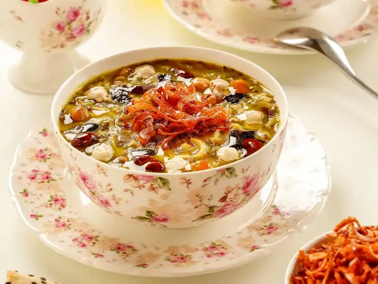 آموزش آشپزی؛ صفر تا صد درست کردن آش رشته از انتخاب سبزی تا تزئین